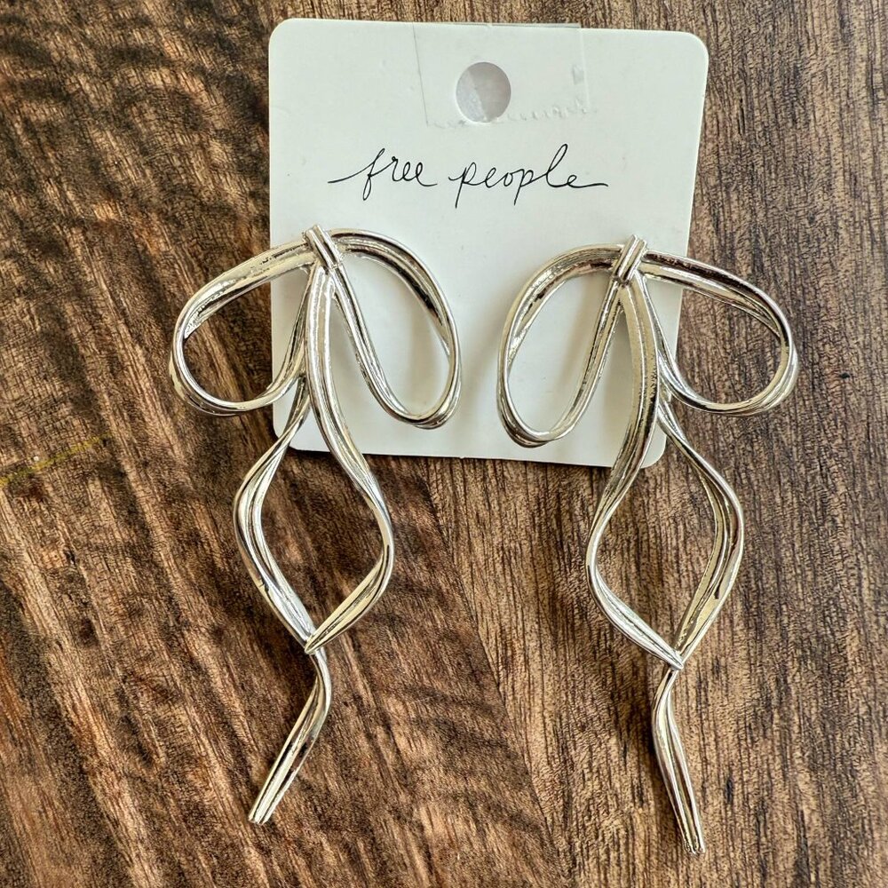 Free people Nubyen pirouette bow earring